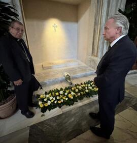 Fotografías de la visita del canciller Arnoldo André Tinoco a la tumba de Su Santidad el Papa Fra...